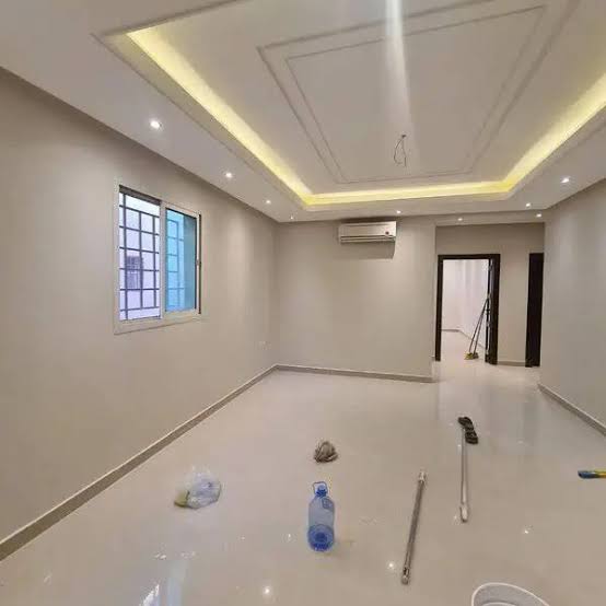 دهانات داخلية لمكتب عمل باللون الرمادي المهني - ديكورات مكاتب الرياض