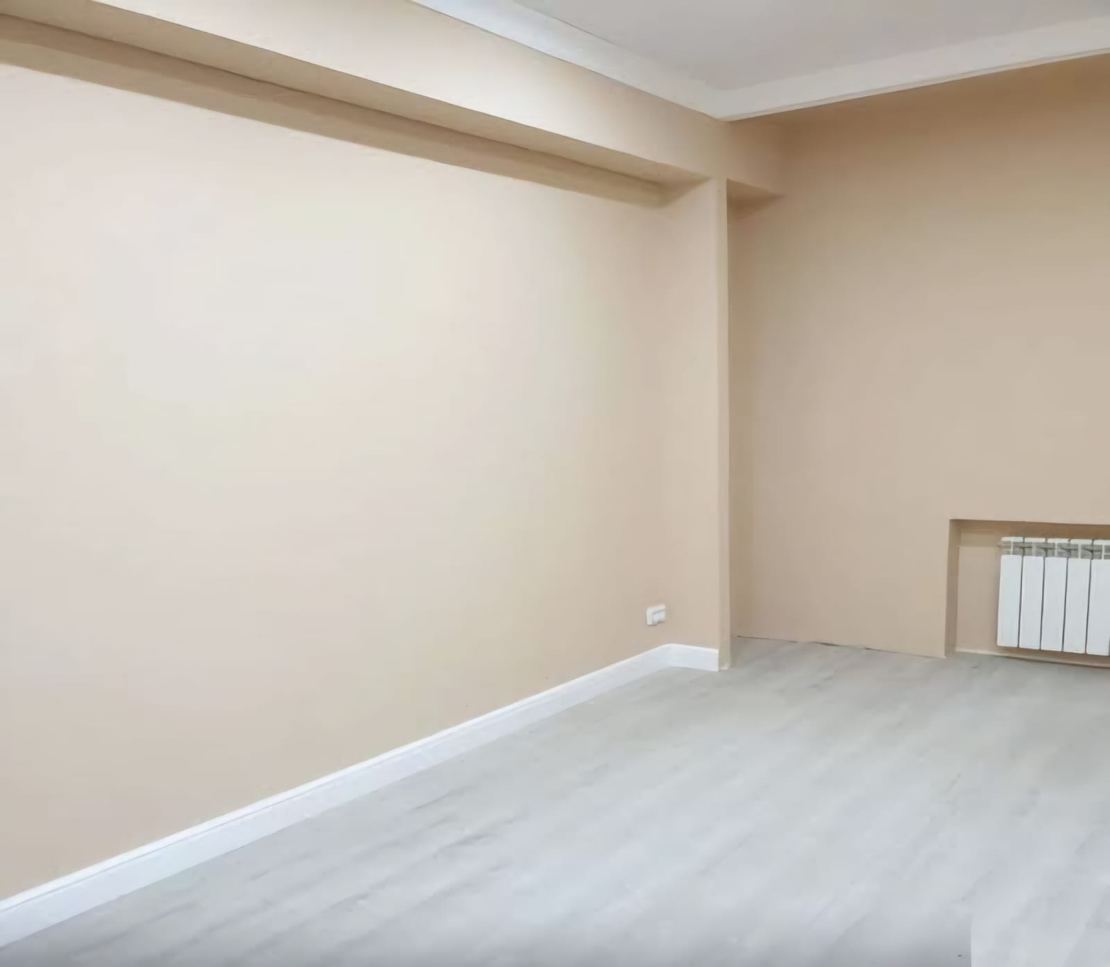 دهانات داخلية لغرفة معيشة عصرية باللون الأبيض والرمادي - ديكورات عصرية الرياض